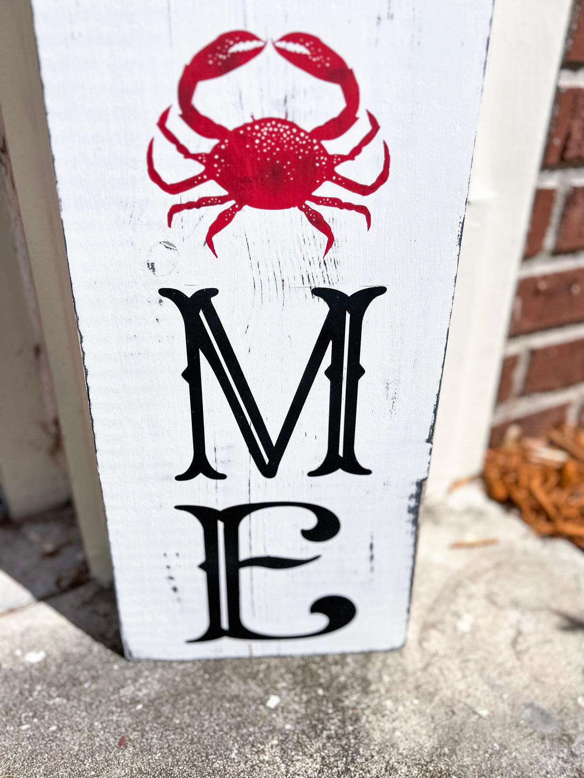 Crab Welcome porch leaner close-up of W and E lettering with starfish