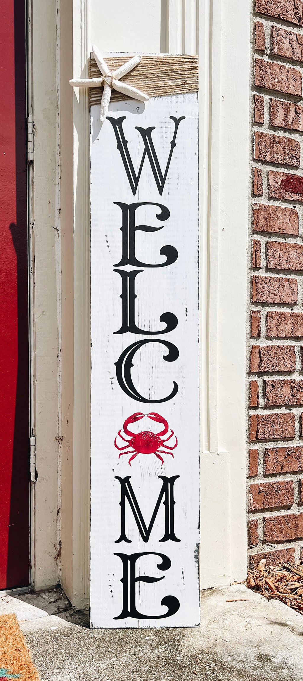 Crab Welcome porch leaner close-up of M and E lettering at bottom